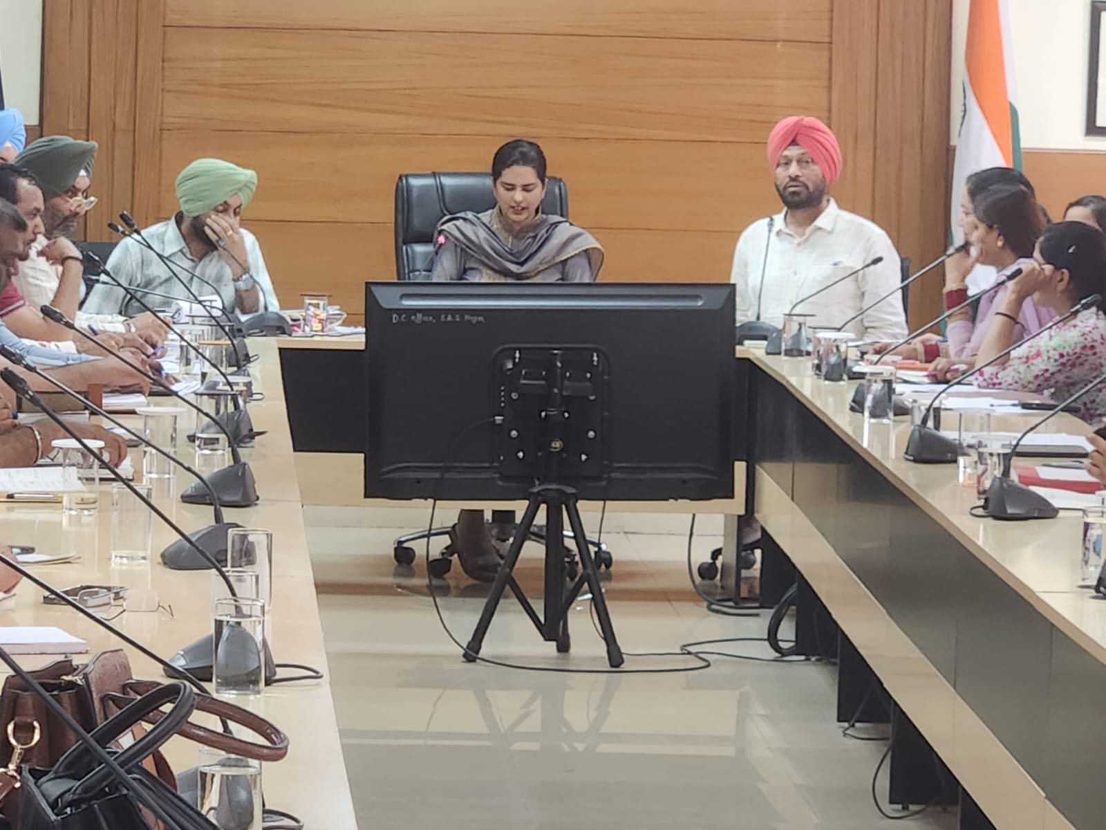 अतिरिक्त उपायुक्त (ग्रामीण विकास) सोनम चौधरी ने विकास कार्यों को लेकर विभिन्न विभागों के अधिकारियों के साथ बैठक की